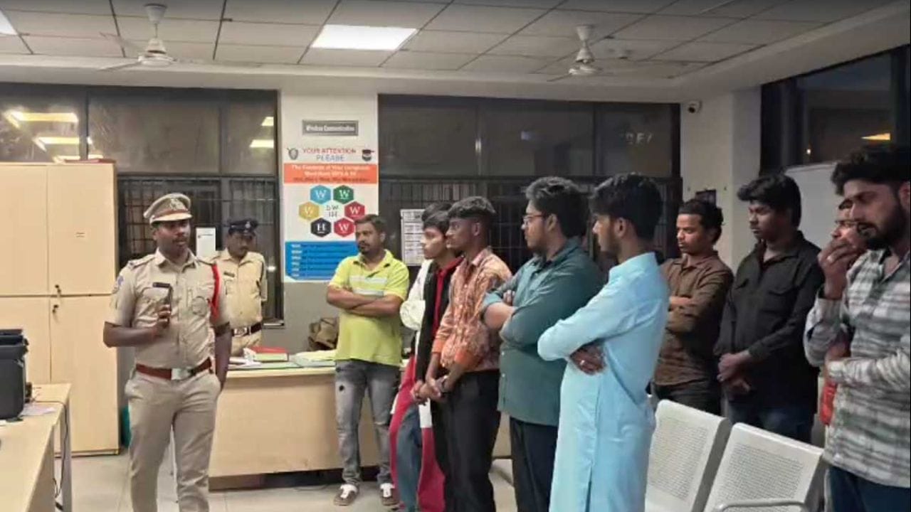 Watch: రోడ్లపై ఏం కూర్చుంటారు.. వచ్చి స్టేషన్‌లో కూర్చోండి.. ఆకతాయిలకు పోలీసుల మాస్ వార్నింగ్