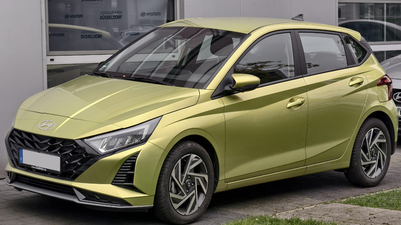 హ్యుందాయ్ ఐ20.. హ్యుందాయ్ i20 అనేది ప్రీమియం హ్యాచ్బ్యాక్, ఇది సన్రూఫ్ ఆప్షన్ను కూడా అందిస్తుంది. మాగ్నా వేరియంట్ సన్రూఫ్తో లభిస్తుంది, ఎక్స్-షోరూమ్ ధరలు రూ.8.27 లక్షల నుండి ప్రారంభమవుతాయి. ఈ కారు 1.2-లీటర్, 4-సిలిండర్ పెట్రోల్ ఇంజిన్తో పనిచేస్తుంది, ఇది 87 bhp, 114.7 Nm టార్క్ను ఉత్పత్తి చేస్తుంది. i20 ఇంధన సామర్థ్యం 20 kmpl, ఇది 311 లీటర్ల బూట్ స్థలాన్ని అందిస్తుంది.