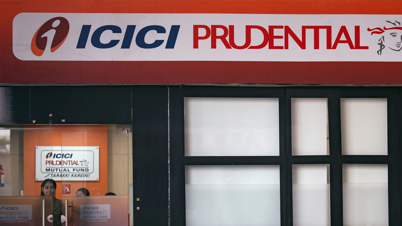 ప్రముఖ ప్రైవేట్ రంగ బ్యాంక్ అయిన ఐసీఐసీఐ బ్యాంక్  మరో కొత్త స్కీమ్‌ను ప్రవేశపెట్టింది. ప్రుడెన్షియల్ లైఫ్ ఇన్యూరెన్స్  సరికొత్త పథకాన్ని తీసుకొచ్చింది. అదే సెక్టార్ లీడర్స్ ఇండెక్స్ ఫండ్ పేరుతో కొత్త ఎన్‌ఎఫ్‌ఓను ప్రారంభించింది. అసలు ఈ ఫండ్ ఏంటి..? ఇన్వెస్టర్లకు లాభాలు ఎలా ఉంటాయి..? అనే విషయాలు ఇందులో తెలుసుకుందాం