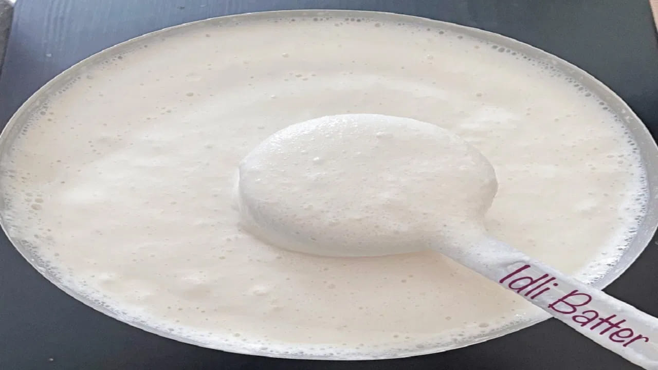 ఇంకా పులియకపోతే 1 టీస్పూన్ చక్కెర కలిపి 2-3 గంటలు వెచ్చని ప్రదేశంలో ఉంచండి. లేదా 1-2 టీస్పూన్ల పాత పులియబెట్టిన పిండిని జోడించండి. ఇలా చేయడం వల్ల ఇడ్లీ పిండి త్వరగా పులుస్తాయి. ఇడ్లీలు కూడా మృదువుగా ఉంటాయి.