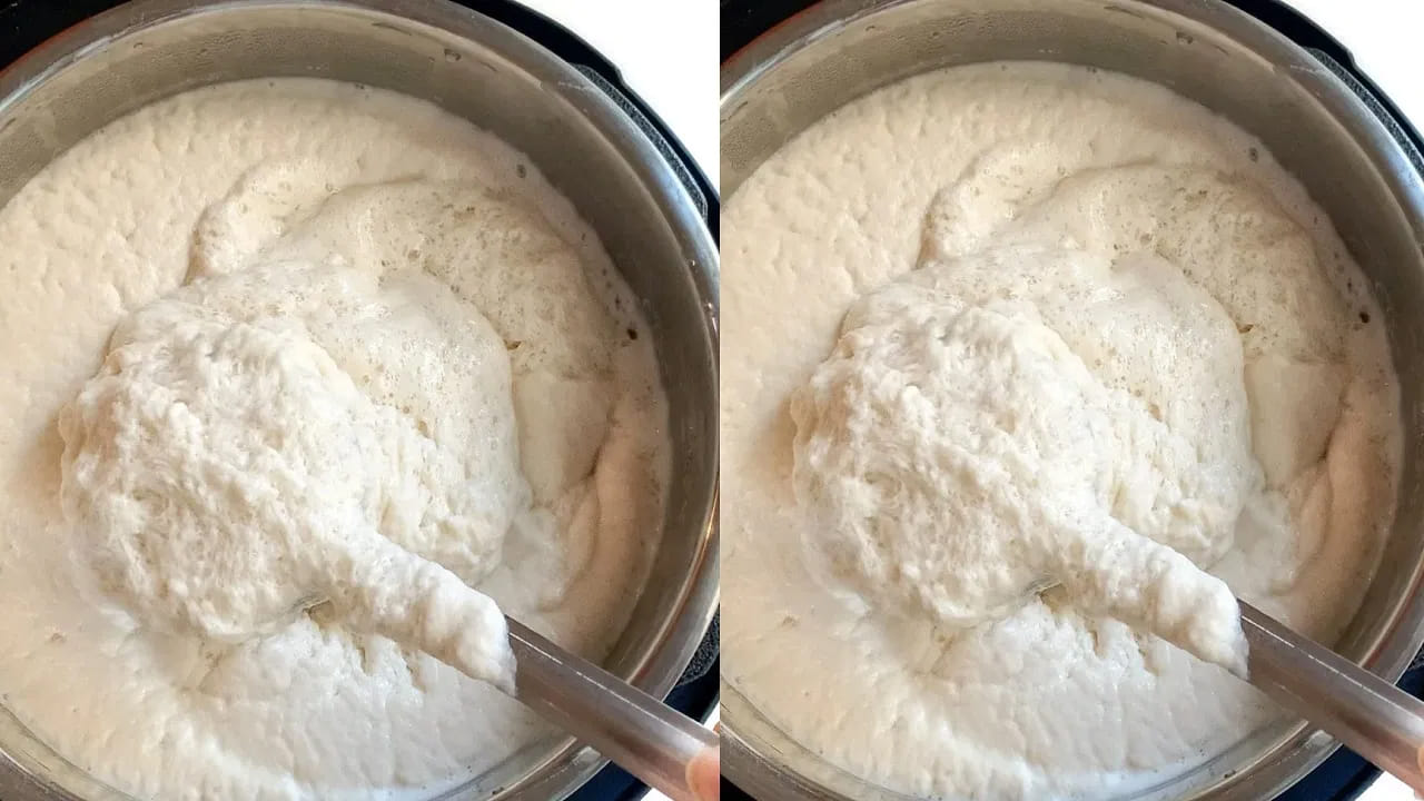 కొంచెం పోహా లేదా వండిన అన్నం కూడా వేయవచ్చు. గ్రైండ్ చేస్తున్నప్పుడు 2–3 టేబుల్ స్పూన్ల మందపాటి పోహా లేదా కొద్దిగా వండిన బియ్యం అన్నం వేస్తే కిణ్వ ప్రక్రియ బాగా జరుగుతుంది. పిండిని మరీ మెత్తగా చేయకుండా పిండిని కొద్దిగా మందంగా ఉంచండి. పలుచగా ఉండే పిండి త్వరగా పులియదు.