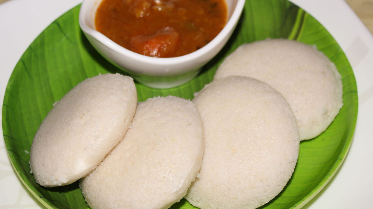 ఇడ్లీలు పోసేటప్పుడు గుర్తుంచుకోవలసిన విషయాలు: ఇడ్లీ పిండిని దానిలో పోయడానికి ముందు, మీరు ఇడ్లీ పాన్‌లో నీరు పోసి ఓవెన్‌లో ఉంచాలి. నీరు మరిగిన తర్వాత మాత్రమే, మీరు పిండి పోసిన ప్లేట్‌ను ఉంచాలి. చాలా మంది పిండిని దానిలో పోసి ఓవెన్ ఆన్ చేస్తారు. మీరు ఎప్పుడూ ఆ తప్పు చేయకూడదు. కొంతమంది ఇడ్లీ అని భావించి ఎక్కువసేపు ఓవెన్‌లో ఉంచుతారు. మీరు ఇడ్లీని ఎక్కువసేపు ఉడికినా, సగం ఇడ్లీ పాన్ లేదా గుడ్డకు అంటుకుంటుంది.