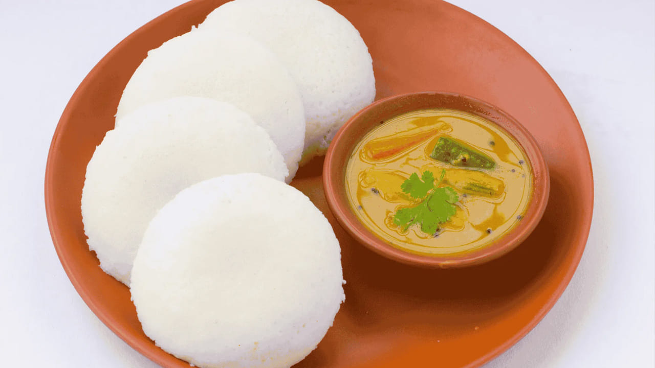 ఇడ్లీ పిండి ప్లేట్‎కి అంటుకోకుండా ఉండాలంటే ఏం చేయాలి?: ఇడ్లీ ప్లేట్‎కు పిండి అంటుకోకుండా ఉండటానికి ఒక సులభమైన ఉపాయం ఉంది. ఒక చిన్న గిన్నె తీసుకొని దానిలో 2 టేబుల్ స్పూన్ల పిండి, 2 టేబుల్ స్పూన్ల నూనె కలపండి. ఈ మిశ్రమాన్ని మీరు ఇడ్లీ తయారు చేస్తున్న ప్లేట్‎కు అప్లై చేయండి. 2 నిమిషాల తర్వాత, ఇడ్లీ పిండిని ప్లేట్లోకి పోసి ఉడికించాలి.