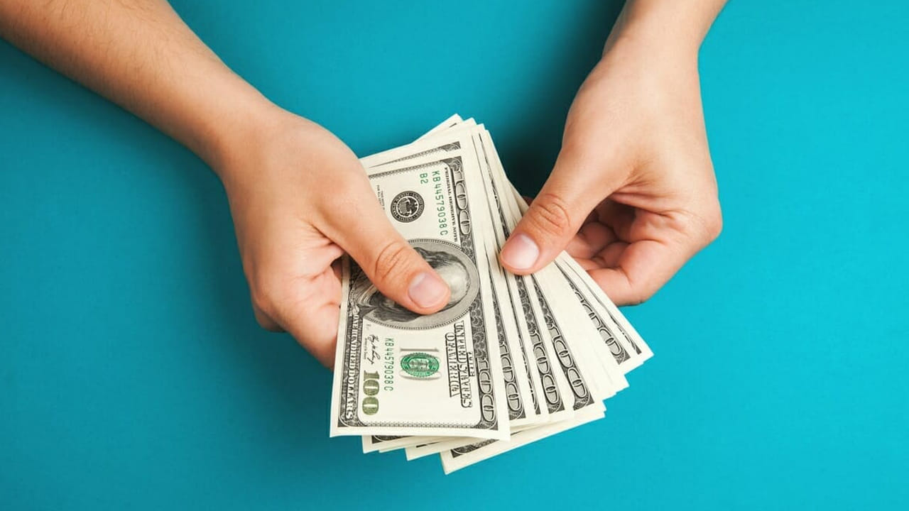 ప్రపంచంలో అత్యంత ఎక్కువ ఆదాయం సంపాదించేవారిలో వ్యాపారస్తులు, సినీ హీరోలు, క్రీడాకారులే కాకుండా రాజకీయ నేతలు కూడా ఉంటారు. వరల్డ్లో వ్యాపారస్తులకు పోటీగా సంపాదించేవారు చాలామందే ఉన్నారు. వివిధ దేశాల అధ్యక్షులు ఈ జాబితాలో ఉన్నారు. ప్రపంచంలో అత్యంత ధనవంతులైన రాజకీయ నాయకులు ఎవరో ఇందులో చూద్దాం.