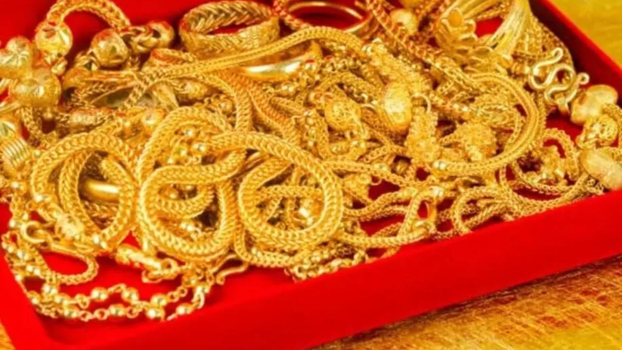 తాజాగా పెరిగిన రేట్ల ప్రకారం ప్రస్తుతం తెలుగు రాష్ట్రాలు సహా  దేశవ్యాప్తంగా ఉన్న ప్రధాన నగరాల్లో బంగారం, వెండి ధరలు ఎలా ఉన్నాయో పరిశీలిస్తే.. హైదరాబాద్‌లో 24 కారెట్ల తులం బంగారం ధర రూ.రూ. 1,41,220గా ఉండగా 22 క్యారెట్ల బంగారం ధర రూ.1,29,450 వద్ద కొనసాగుతుంది. ఇక వెండి విషయానికి వస్తే.. ప్రస్తుతం హైదరాబాద్‌లో కేజీ వెండి ధర రూ.2,74,000గా పలుకుతుంది. 