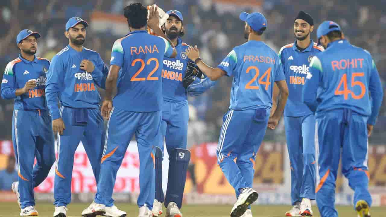 IND vs SA 3rd ODI : చైనామ్యాన్, ప్రసిద్ధ్ కృష్ణ మ్యాజిక్కు చిత్తైన సఫారీలు.. భారత్ లక్ష్యం 271