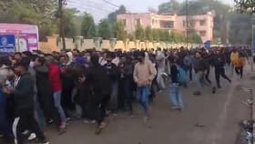 భారత్-సౌతాఫ్రికా మ్యాచ్ టికెట్ల కోసం ప్రాణాలు ఫణంగా పెడుతున్నారు