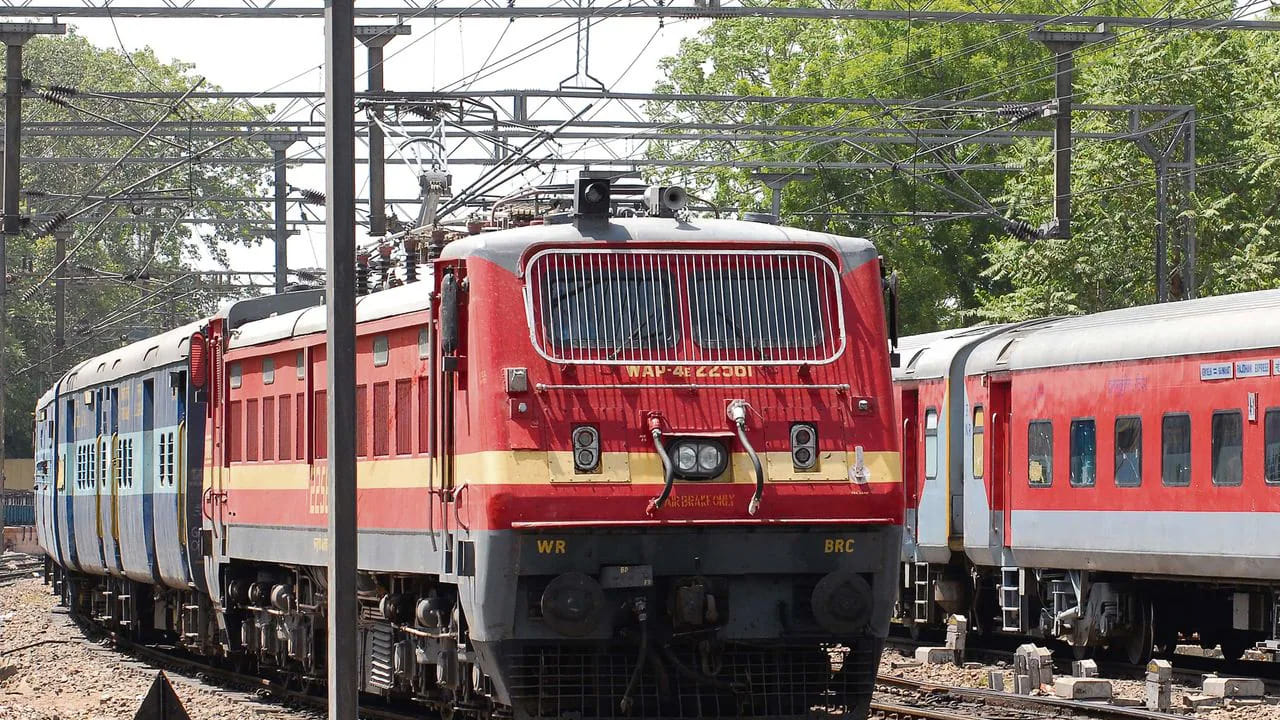 ఐఆర్‌సీటీటీ అకౌంట్లోకి వెళ్లి టికెట్ బుక్ చేసుకోవాలంటే కనీసం ఐదు నిమిషాల టైమ్ పడుతుంది. వెబ్‌సైట్ ఓపెన్ చేసి ట్రైన్ల వివరాలు తెలుసుకుని పేమెంట్ చేయడానికి 10 నిమిషాల టైమ్ కూడా పట్టవచ్చు. ఇక తాత్కాల్ టికెట్లు పొందటానికి తక్కువ టైమ్ ఉంటుంది గనుక చాలా వేగంగా బుక్ చేసుకోవాల్సి ఉంటుంది. లేకపోతే టికెట్లు అయిపోయే అవకాశముంది.
