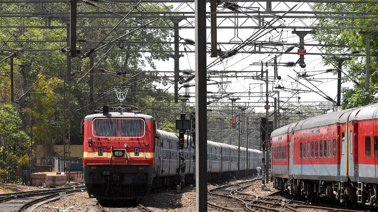 కొంతమంది ఏజెంట్లు ఆటోమేషన్, ఏఐ సాఫ్ట్‌వేర్లు ఉపయోగించి చాలా వేగంగా టికెట్లు బుక్ చేస్తున్నారు. వీటి కోసం టెస్లా, గదర్, బ్రహ్మోస్, సూపర్ తత్కాల్, అవెంజర్ లాంటి రెంటల్ సాఫ్ట్‌వేర్లను వాడుతున్నారు. ఈ సాఫ్ట్‌వేర్లు మిగతా వెబ్‌సైట్లలో పోలిస్తే అత్యంత వేగంగా సర్వర్‌కు అభ్యర్థనలు పంపుతాయి. దీని వల్ల సాధారణ ప్రజలు బుక్ చేసుకునేలోపే వీళ్లు వేగంగా ఆ సాఫ్ట్‌వేర్లు ఉపయోగించి టికెట్లు బుక్ చేసేస్తారు.
