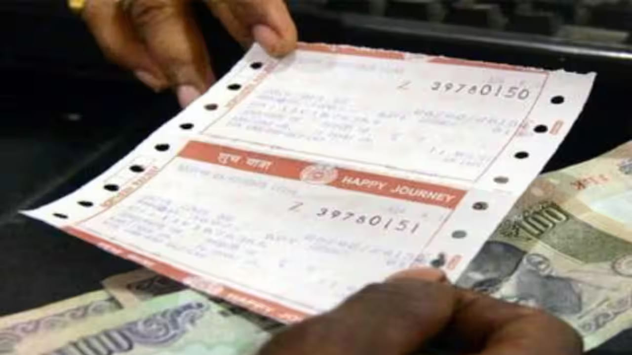 చాలామంది ఏజెంట్లు ఇలాంటి సాఫ్ట్‌వేర్లు ఉపయోగించి టికెట్లు బుక్ చేస్తున్నారు. దీంతో రైల్వే టికెట్ల కోసం కొంతమంది వీరిని ఆశ్రయిస్తున్నారు. దీని వల్ల సామాన్య ప్రజలకు నష్టం జరుగుతోంది. వీళ్లు వేగంగా టికెట్లు బుక్ చేయడం వల్ల సామాన్యులకు టికెట్లు దొరకడం లేదు. అక్రమ సాఫ్ట్‌వేర్లు ఉపయోగించి కేవలం సెకన్ల వ్యవధిలోనే టికెట్లు బుక్ చేస్తున్నారు.
