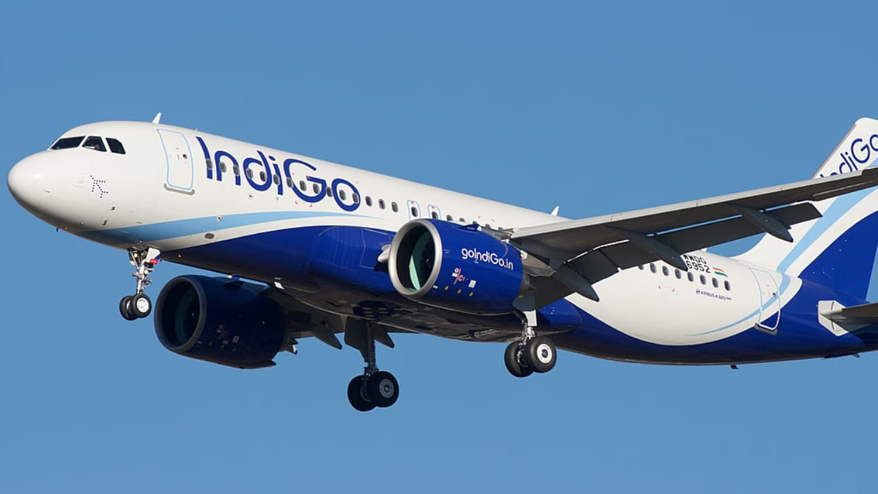 ఇండిగో తీవ్ర సంక్షోభాన్ని ఎదుర్కొంటున్న విషయం తెలిసిందే. దేశవ్యాప్తంగా 2 వేలకుపైగా సర్వీసులను నిలిపివేయంతో ప్రయాణికులు తీవ్ర ఇబ్బందులు ఎదుర్కొంటున్నారు. పైలెట్ల ఒత్తిడిని తగ్గించేందుకు వారికి విశ్రాంతి, పనివేళలు, సెలవులకు  సంబంధించి కేంద్రం కొత్త నిబంధనలు అమల్లోకి తీసుకొచ్చింది. దీని వల్ల పైలట్ల కొరత ఏర్పడటంతో ఇండిగో సర్వీసుల్లో సమస్య ఏర్పడింది. 