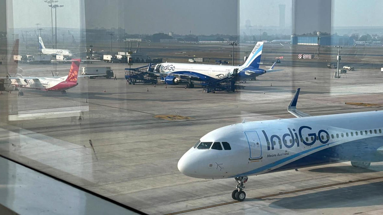 కేంద్రం స్పందించి ఇండిగోకు షోకాజ్ నోటీసులు జారీ చేయడంతో విచారణకు ఆదేశించింది. దీంతో ఇండిగో అప్రమత్తమై  వెంటనే సర్వీసులను పునరుద్దరించే ప్రక్రియ స్టార్ట్ చేసింది. 10 రోజుల్లో పరిస్థితిని చక్కబెడతామని ఇండిగో ప్రకటించింది. అయితే మరింత సమయం పట్టే అవకాశముందని అంటున్నారు.
