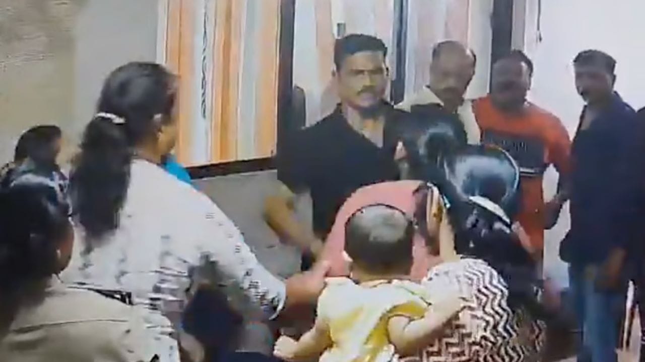 షాకింగ్‌ వీడియో.. గర్భిణిని కొట్టి, బయటకి నెట్టేసిన ఇన్‌స్పెక్టర్.. కట్‌చేస్తే