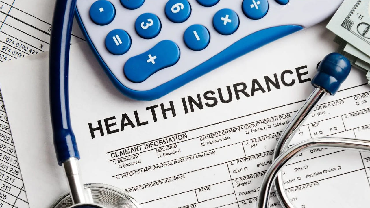 చాలామంది ఆన్‌లైన్‌లో ఆఫర్లు చూసి ఇతర విషయాలపై అవగాహన లేకుండా హెల్త్ ఇన్యూరెన్స్ కొనుగోలు చేస్తూ ఉంటారు. అలా చేయడం వల్ల మీరు నష్టపోయే అవకాశం ఉంటుంది. హెల్త్ ఇన్యూరెన్స్‌లో అనేక నియమ,నిబంధనలు ఉంటాయి. వాటిని తెలుసుకుని కొనుగోలు చేయాలి. వెయిటింగ్ పీరియడ్, సబ్ లిమిట్స్, రూమ్ రెంట్,  క్లెయిమ్ బోనస్ వంటి వాటిని తెలుసుకోవాలి. 
