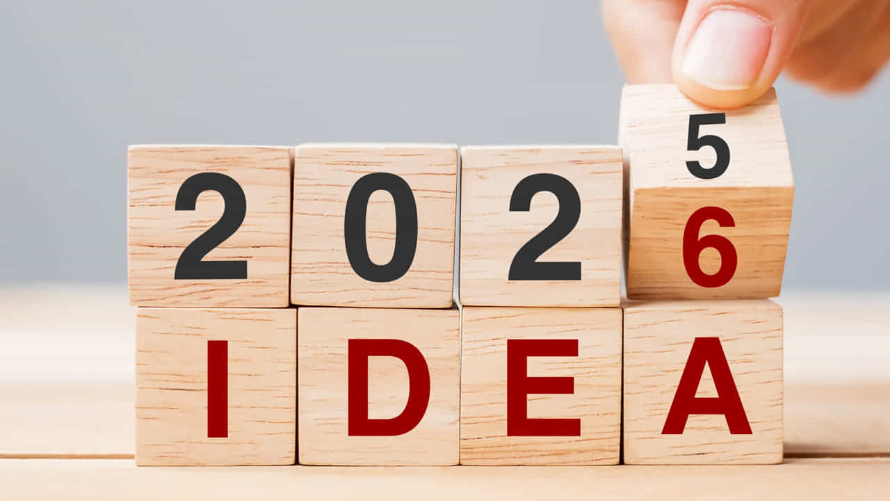 అయితే 2026లో కొన్ని రంగాలు ఇన్వెస్టర్లకు లాభాలను తెచ్చి పెట్టనున్నాయని మార్కెట్ విశ్లేషకులు అంచనా వేస్తున్నారు. ముఖ్యంగా నాలుగు రంగాలు రానున్న సంవత్సరంలో వృద్ది చెందనున్నాయని చెబుతున్నారు. ఏఐ టెక్నాలజీ, గ్రీన్ ఎనర్జీ, ఆఫీస్ వర్క్స్పేస్ వంటి రంగాలు బాగా అభివృద్ది చెందనున్నాయని, వీటిల్లో పెట్టుబడి పెట్టేవారు లాభాలు అర్జించే అవకాశముందని సూచిస్తున్నారు. ఇక ఈటోమొబైల్, ఎలక్ట్రానిక్స్ రంగం కూడా పుంజుకునే అవకాశముంది.