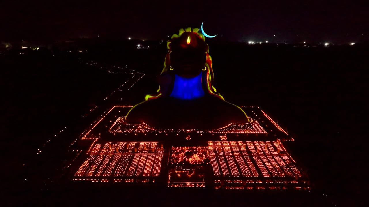 గురువారం ఈశా యోగా కేంద్రంలో కార్తీక దీపం సందర్భంగా ఆదియోగి శివుని విగ్రహానికి గ్రామస్తులు, గిరిజనులు మట్టి దీపాలను వెలిగించారు. సూర్యుడు అస్తమించగానే ఈశా యోగా కేంద్రంలో ఒక అద్భుత దృశ్యం ఆవిష్కృతమైంది.