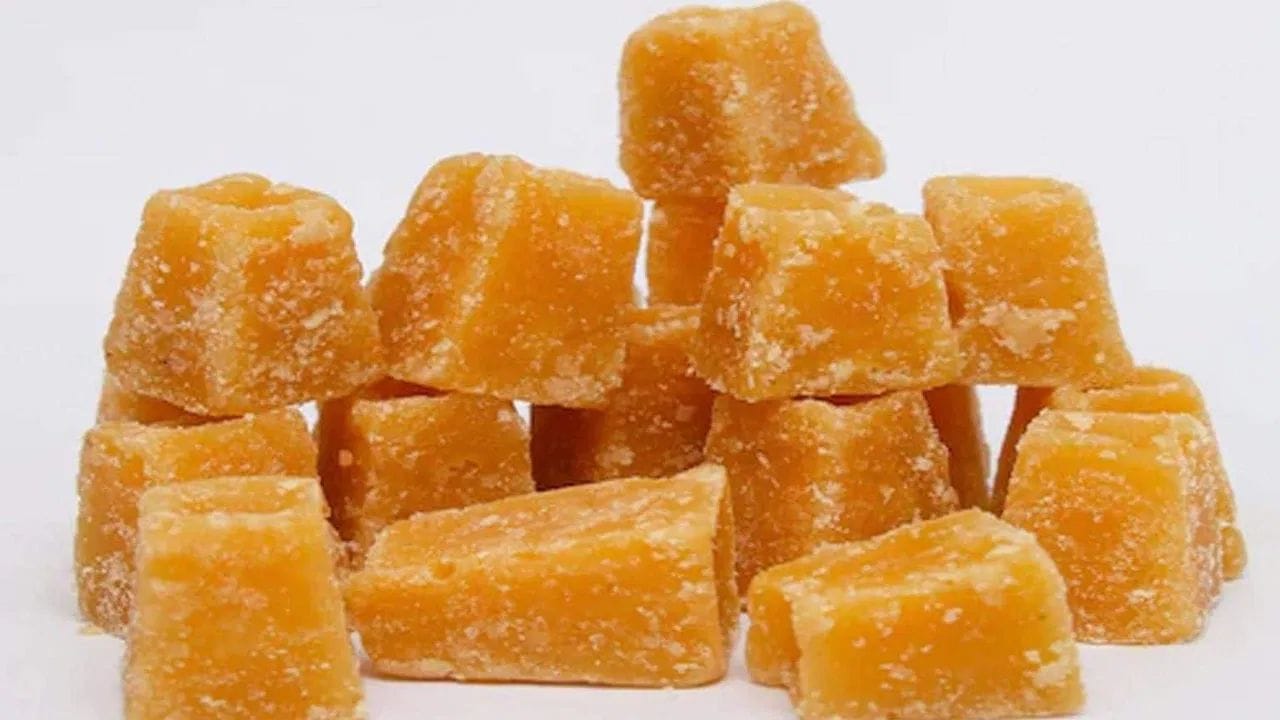 రక్తహీనతతో బాధపడేవారికి బెల్లం సహజ ఔషధంగా పనిచేస్తుంది. బెల్లంలో ఐరన్ పుష్కలంగా ఉంటుంది. ఇది రక్తంలో హిమోగ్లోబిన్‌ను పెంచడంలో సహాయపడుతుంది. అలాగే బెల్లంలో ఉండి ఖనిజాలు రక్తాన్ని శుద్ది చేసి శరీరంలోని విషాన్ని బటయకు పంపుతాయి. దీని కారణంగా చర్మానికి సహజ మెరుపువస్తుంది. మొటిమలు, నల్లటి మచ్చలు, ఇతర చర్మ సమస్యలను తగ్గించడంలో కూడా బెల్లం సహాయపడుతుంది.