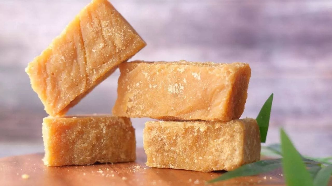 చలికాలంలో ప్రతి ఒక్కరు ఎదుర్కొనే సాధారణ సమస్యలు జలుబు, దగ్గు, శరీరం నీరసంగా మారడం. ఇలాంటి వారు తమ ఆహారంలో బెల్లం చేర్చుకోవడం ద్వారా ఈ సమస్యలను దూరం చేసుకోవచ్చు. ఎలా అంటే బెల్లం శరీరాన్ని లోపలి నుండి వెచ్చగా ఉంచేందుకు సమాయపడుతుంది. ఇది శరీర ఉష్ణోగ్రతను సమతుల్యం చేయడంలో కీలక పాత్ర పోషిస్తుంది. మనం రోజూ కొద్ది మొత్తంలో బెల్లం తీసుకోవడం వల్ల జలుబు సమస్య తగ్గుతుంది.