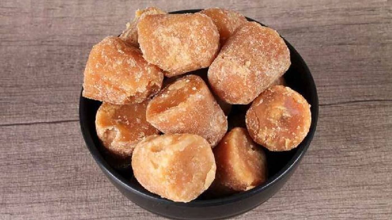 అయితే బెల్లం తినడం వల్ల ఇన్ని ఆరోగ్య ప్రయోజనాలు ఉన్నప్పటికీ దానికి సరైన క్రమంలో తీసుకోకపోతే ప్రమాదమే. అవును ఒక వ్యక్తికి రోజుకు 10 నుండి 20 గ్రాముల బెల్లం సరిపోతుంది. బెల్లం నువ్వులు, వేరుశెనగలు లేదా అల్లంతో కలిపి తీసుకుంటే, దాని ప్రయోజనాలు మరింత పెరుగుతాయి. కానీ డయాబెటిక్ రోగులు బెల్లం తినే ముందు వైద్యుడిని సంప్రదించాలి. మొత్తంమీద, బెల్లం శీతాకాలంలో ఆరోగ్యాన్ని కాపాడుకోవడానికి ఒక దివ్వ ఔషదంగా పనిచేస్తుంది.