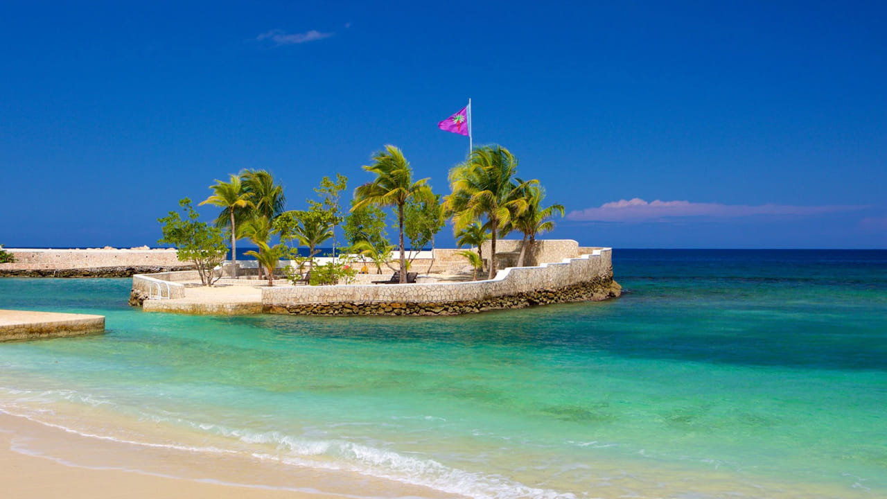 జమైకా: జమైకా ఒక కరేబియన్ రాష్ట్రం. బీచ్‌లు, రంగురంగుల సంస్కృతి, సంగీతనికి ప్రసిద్ధి. భారతీయ పర్యాటకులు 30 రోజుల వరకు వీసా లేకుండా జమైకాకు వెళ్లడానికి  అనుమతించబడతారు. మీరు కొత్త అనుభవాన్ని కోరుకుంటే ఇది మంచి ప్రత్యామ్నాయం అవుతుంది. జమైకా తాజా ఆహారం, సంగీత ఉత్సవాలు, ప్రకృతికి ఆకర్షితులు అవుతారు.