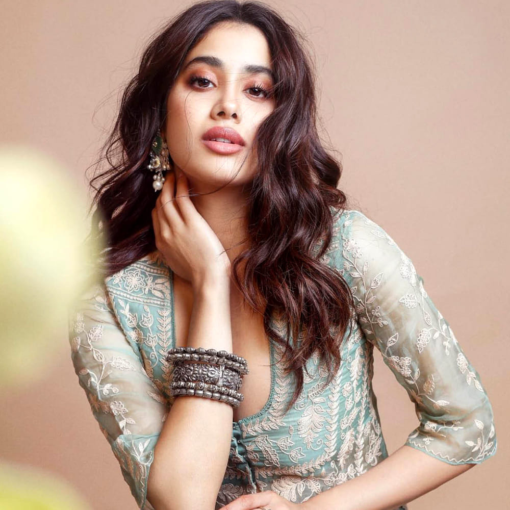 ఆమె ఎవరో కాదు.. అతిలోక సుందరి శ్రీదేవి కూతురు జాన్వీ కపూర్. ఈ బాలీవుడ్ ముద్దుగుమ్మ ఇప్పుడు తెలుగులో వరుసగా సినిమాలు చేస్తున్న విషయం తెలిసిందే.. ఎన్టీఆర్ నటించిన దేవర సినిమాతో టాలీవుడ్ లోకి అడుగుపెట్టింది జాన్వీ. ఆతర్వాత ఇప్పుడు రామ్ చరణ్ తో కలిసి పెద్ది సినిమా చేస్తుంది. అయితే ప్యారడైజ్ సినిమాకు ముందుగా జాన్విని సంప్రదించారట.