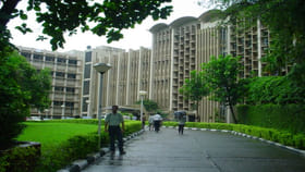 గత పదేళ్లలో ప్రఖ్యాత IITల్లో భారీగా బీటెక్‌ సీట్ల కోత.. కారణం ఇదే