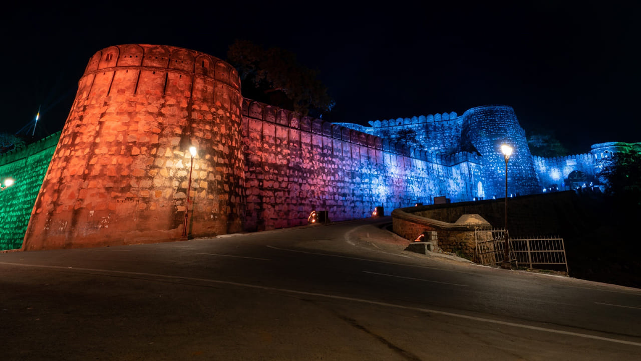 ఝాన్సీ కోట: ఝాన్సీ కోట 1857లో బ్రిటిష్ సైన్యానికి వ్యతిరేకంగా పోరాడిన రాణి లక్ష్మీబాయి నివాసం. ఇక్కడ జరిగిన యుద్ధాలలో లక్షలాది మంది సైనికులు ప్రాణాలు కోల్పోయారు. ఈ కోట చుట్టూ చనిపోయిన సైనికుల ఆత్మలు తిరుగుతున్నాయని పుకార్లు ఉన్నాయి. రాత్రిపూట గుర్రాల శబ్దం కూడా వింటామని స్థానికులు చెబుతున్నారు.