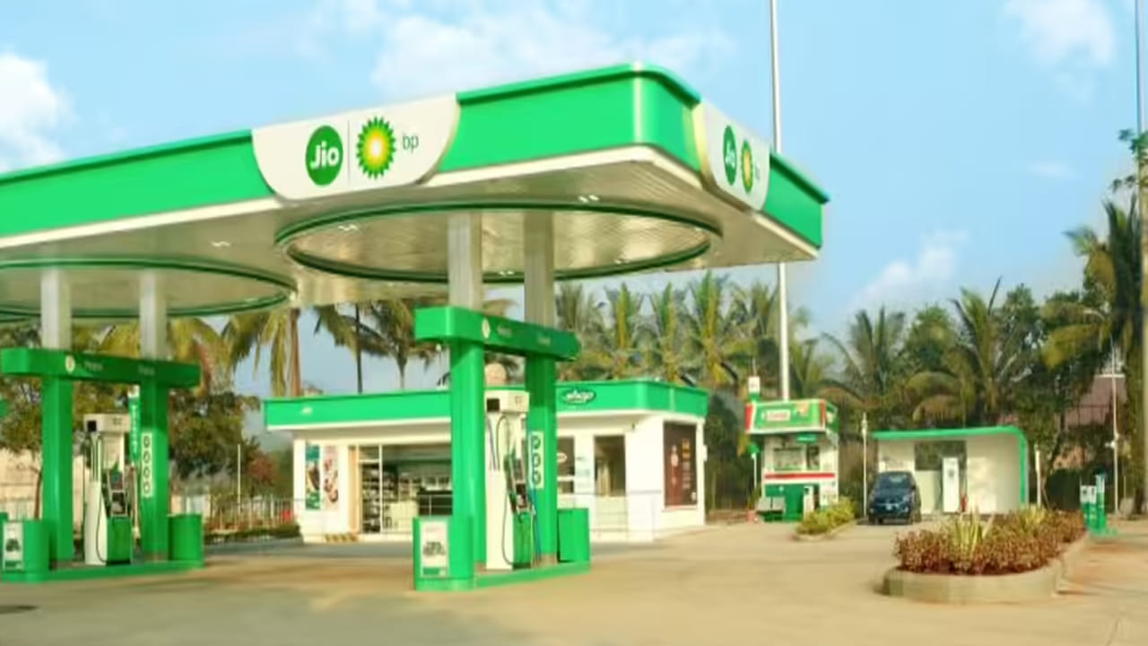 ఈ క్రెడిట్ కార్డ్ RuPay నెట్వర్క్ ఆధారంగా రూపొందించారు. UPIతో కూడా ఉపయోగించవచ్చు. ఈ కార్డ్ భారతదేశం అంతటా 2,050కి పైగా Jio-BP మొబిలిటీ స్టేషన్లలో ప్రత్యేకమైన ఇంధన బహుమతులను అందిస్తుంది. కస్టమర్లు అదనపు జీవనశైలి ప్రయోజనాలను కూడా పొందుతారు. ఈ రకమైన మొదటి కో-బ్రాండెడ్ ఇంధన కార్డు ఇదేనని నమ్ముతారు.