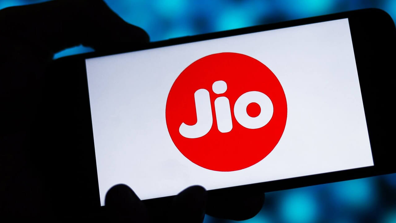 ఇండియాలో ప్రధానంగా నాలుగు టెలికాం కంపెనీలు లీడింగ్ పొజిషన్లో ఉన్నాయి. అవే జియో, ఎయిర్టెల్, వొడాఫోన్, బీఎస్ఎన్ఎల్. ఒక్క బీఎస్ఎన్ఎల్ తప్పితే మిగతావి మూడు ప్రైవేట్ కంపెనీలే. ఇండియాలో ఎక్కువమంది ఏ నెట్వర్క్ను వాడుతున్నారో తెలుసుకోవాలంటే.. టెలికాం రెగ్యూలేటరీ అధారిటీ ఆఫ్ ఇండియా విడుదల చేసే నెలవారీ సబ్స్కైబర్ల డేటా చూడాలి.
జులైలో ట్రాయ్ విడుదల చేసిన గణాంకాల ప్రకారం.. ఎక్కువమంది వాడుతున్న నెట్వర్క్లలో తొలి స్థానంలో జియో ఉంది.