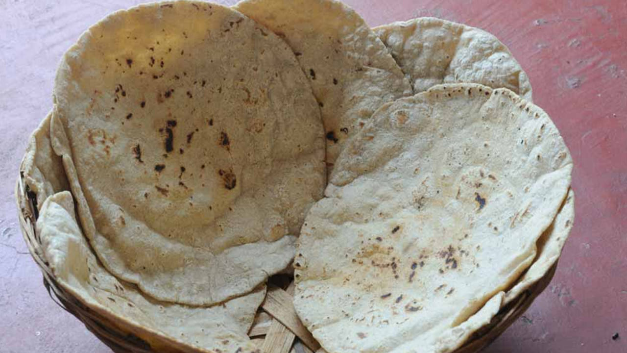  అయితే, కొంతమంది మాత్రం జొన్న రొట్టెను పూర్తిగా నివారించాలని ఆరోగ్య నిపుణులు సూచిస్తున్నారు. జీర్ణ సమస్యలతో బాధపడేవారు, అంటే కడుపునొప్పి, అసిడిటీ, గ్యాస్, పేగు సిండ్రోమ్ వంటివి ఉన్నవారు దీనిని తినడం వల్ల వారి సమస్యలు తీవ్రతరం కావచ్చు.