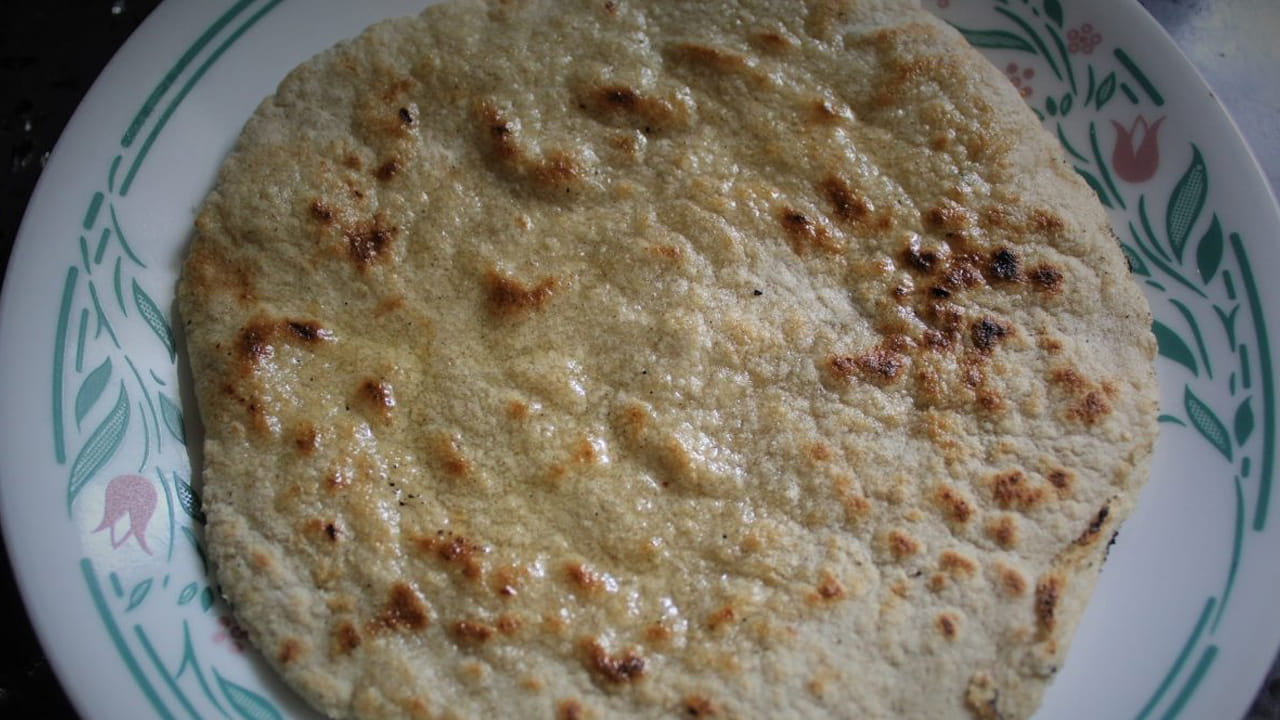 ఈ రోజుల్లో జొన్న రొట్టె ఆరోగ్యానికి ఎంతో మేలు చేస్తుందని చాలా మంది నమ్ముతారు. గోధుమ రొట్టె కంటే దీన్నే ఇష్టపడుతుంటారు. ముఖ్యంగా చలికాలంలో దీనిని తినడం వల్ల అనేక లాభాలు ఉన్నాయని చెబుతుంటారు. జొన్న రొట్టెలో ఫైబర్, విటమిన్లు, మినరల్స్, యాంటీ ఆక్సిడెంట్లు పుష్కలంగా ఉంటాయి. ఇది అనేక వ్యాధులు దరికి చేరకుండా చేస్తాయని భావిస్తారు.