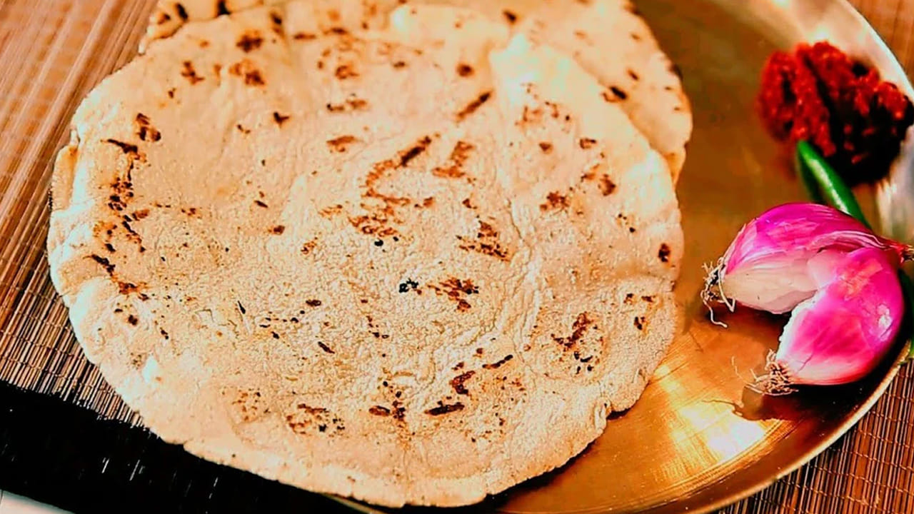 అదేవిధంగా, గుండెల్లో మంట, మలబద్ధకం సమస్యలు ఉన్నవారు, బరువు తగ్గాలని ప్రయత్నిస్తున్న వారు కూడా జొన్న రొట్టెను తమ ఆహారంలో చేర్చుకోకూడదని నిపుణులు హెచ్చరిస్తున్నారు. ఆరోగ్యానికి మేలు చేసే ఆహారం అయినప్పటికీ, కొన్ని పరిస్థితులలో ఇది హానికరం కావచ్చని అంటున్నారు.