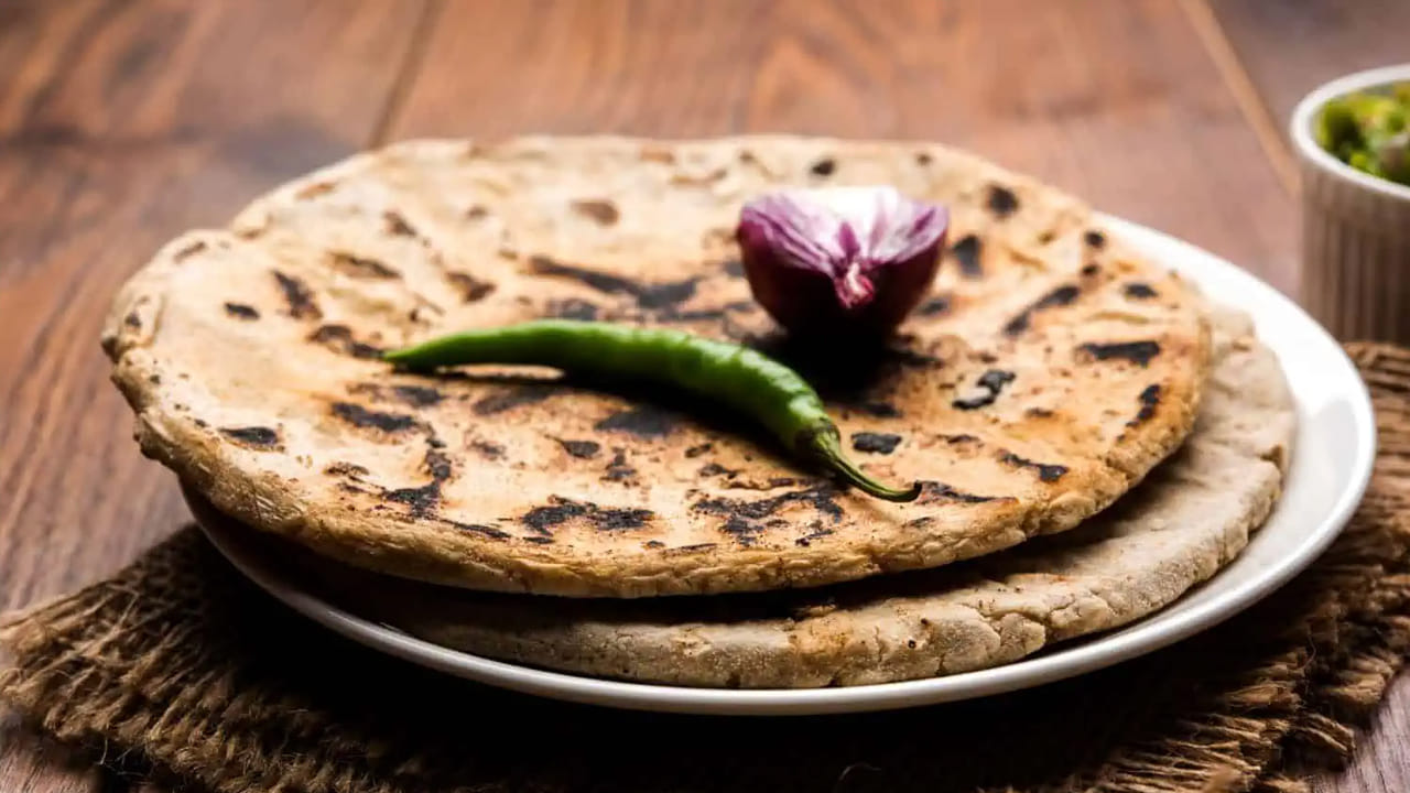 అలాగే ఏ ఆహారమైనా శరీరానికి మితంగా తింటే ఏ అనారోగ్య సమస్యలు తలెత్తవని.. అధికంగా తీసుకోవడం వల్ల లేనిపోని అనారోగ్య సమస్యలు వస్తాయని.. అందుకే తినే ఫుడ్ ఏదైనా జాగ్రత్తలు తీసుకోవాలన్నారు. మీ డైట్‌లోకి ఏదైనా ఆహారాన్ని జత చేస్తే కచ్చితంగా వైద్యున్ని ముందుగా సంప్రదించాలన్నారు. 