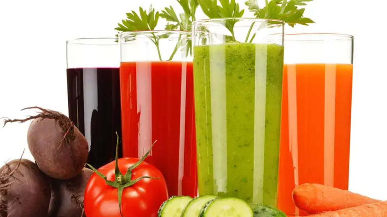 చలికాలం వచ్చిందంటే చాలు ముఖం డ్రై అవ్వడమే కాకుండా, చర్మం పొడిగా మారిపోతుంది. దీంతో ఈ సమయంలో ముఖంలో కాంతి మాయం అవుతుంది. ఫేస్ ఎక్కువగా డల్‌గా కనిపిస్తుంది.దీంతో చాలా మంది ఇబ్బంది పడుతుంటారు. అయితే శీతాకాలంలో కూడా మీ ముఖం అందంగా కాంతి వంతంగా కనిపించాలా? అయితే తప్పకుండా ఈ జ్యూస్‌లు తాగాల్సిందేనంట. అవి ఏవో ఇప్పుడు చూసేద్దాం.