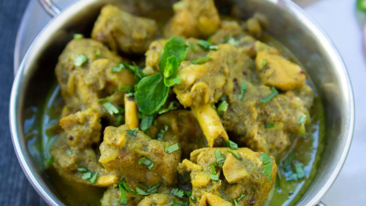 మళ్లీ కాసేపు సిమ్లో ఉడికించుకోవాలి. అంతే.. టేస్టీ టేస్టీ గ్రీన్ చికెన్ కర్రీ రడీ అయినట్లే. ఈ కర్రీ రైస్, చపాతీ, పరోటాతో రుచిగా ఉంటుంది. ఇది మీ ప్రియమైనవారికి, పిల్లలకి, కుటుంబ సబ్యులకు కచ్చితంగా నచ్చుతుంది. ఒక్కసారి ట్రై చెయ్యండి.