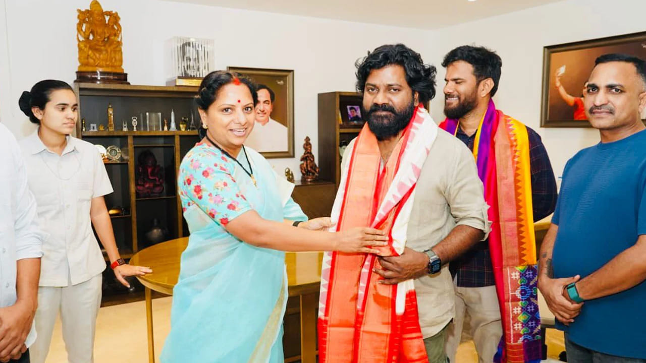 ఈ నేపథ్యంలో తెలంగాణ బ్యాక్ డ్రాప్ స్టోరీతో మంచి విజయం అందుకున్న రాజు వెడ్స్ రాంబాయి టీమ్ ను తెలంగాణ జాగృతి అధ్యక్షురాలు కల్వకుంట్ల కవిత సన్మానించింది.