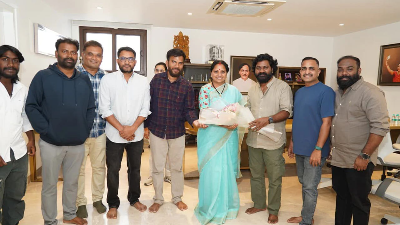 గురువారం (డిసెంబర్ 18) డైరెక్టర్ సాయిలు కంపాటి, నిర్మాత వేణు ఊడుగుల తదితర చిత్ర కవిత ఘనంగా సన్మానించి అభినందనలు తెలిపింది.