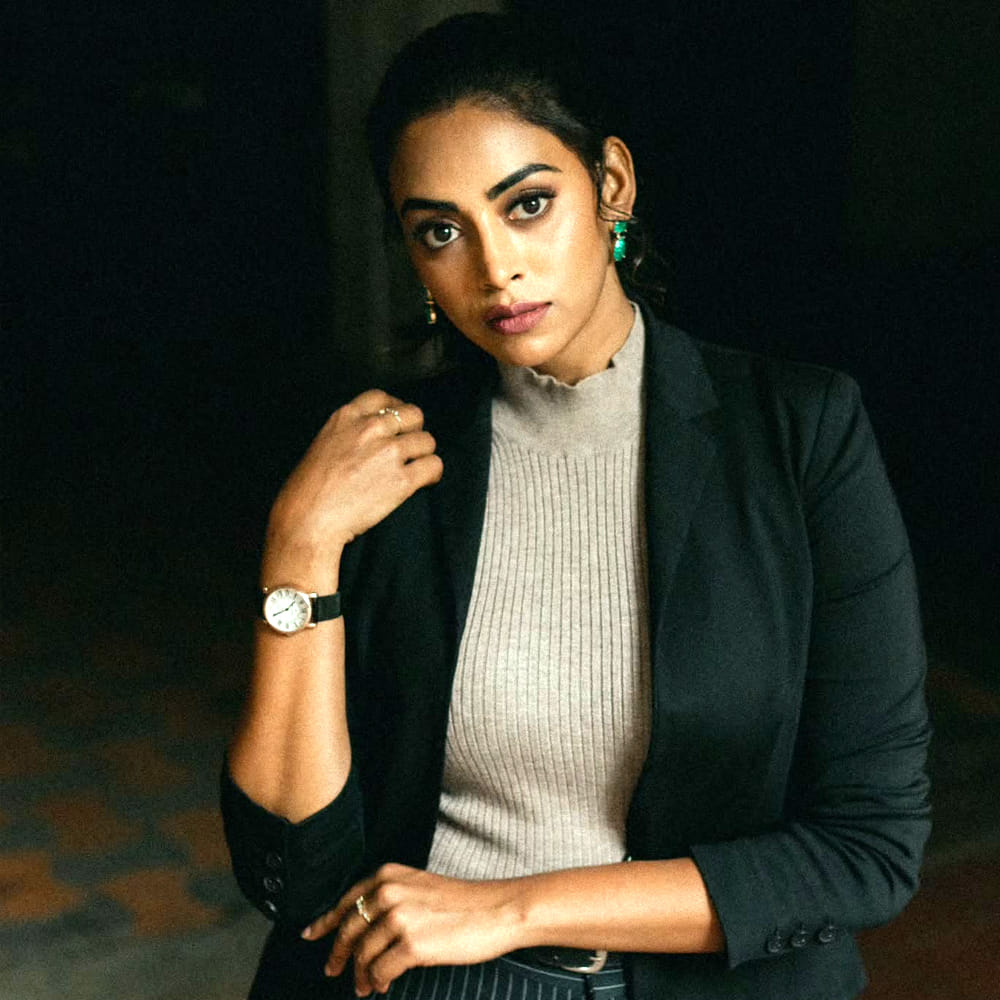 కామాక్షి భాస్కర్ల.. ఈ ముద్దుగుమ్మ పేరు ఇప్పుడు టాలీవుడ్ లో గట్టిగా వినిపిస్తుంది. ఈ చిన్నది తన అందం, అభినయంతో అవకాశాలు అందుకుంటూ దూసుకుపోతుంది. చైనాలో ఎంబీబీఎస్ చదివి, అపోలో హాస్పిటల్‌లో కొంతకాలం డాక్టర్‌గా చేసింది ఆమె, తర్వాత సినిమా రంగంలోకి అడుగుపెట్టింది.