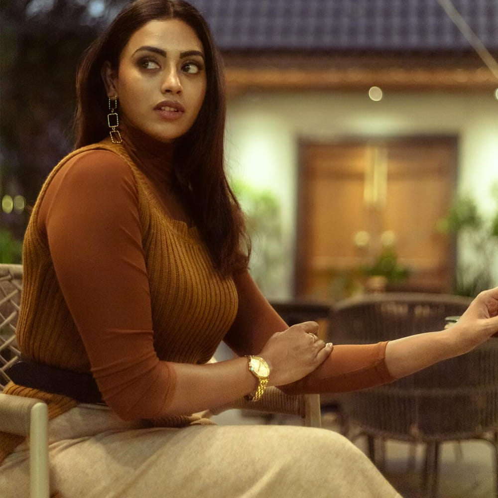 ఇటీవలే 12 ఎ రైల్వే కాలనీ అనే సినిమాతో ప్రేక్షకుల ముందుకు వచ్చింది. ఈ సినిమా ప్రేక్షకులను అంతగా ఆకట్టుకోలేకపోయింది. యావరేజ్ టాక్ ను సొంతం చేసుకుంది. కానీ కామాక్షి నటనకు మంచి మార్కులు పడ్డాయి. 