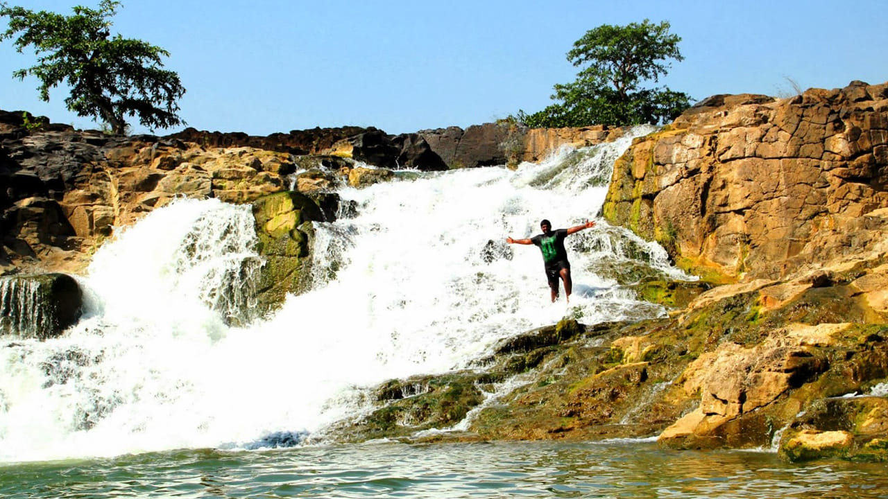 ఈ జలపాతం 30 అడుగుల ఎత్తు నుండి కిందకు పడుతోంది. జలపాతం దిగువన ఒక పెద్ద కొలను ఉంది. జలపాతం వద్ద ఈత కొట్టడం సందర్శకులకు గొప్ప అనుభవం. మీరు జలపాతం పైకి ఎక్కినప్పుడు, మీరు జలపాతం మరియు చుట్టుపక్కల ప్రాంతాల యొక్క విస్తృత దృశ్యాన్ని పొందవచ్చు.