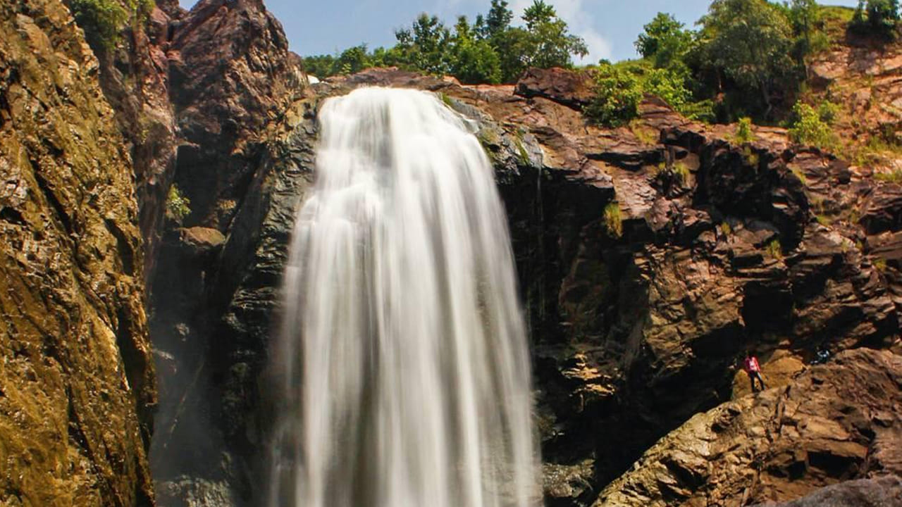 ఇచ్చోడ హైదరాబాద్ నుండి ఆదిలాబాద్ వెళ్ళే మార్గంలో NH 7 లో 273 కి.మీ దూరంలో ఉంది. ఇచ్చోడ నుండి, మీరు ఎడమ వైపుకు వెళ్లి అడెగావ్ ఖుర్ద్, పిప్రి మీదుగా బజార్‌హత్నూర్ వైపు డ్రైవ్ చేసి గిర్నూర్ చేరుకోవాలి. గిర్నూర్ గ్రామం నుండి 1 కి.మీ డ్రైవింగ్ చేసిన తర్వాత, ఎడమ వైపున ఆలయం, జలపాతాలకు దారితీసే మట్టి రోడ్డు వైపు చూపించే సైన్ బోర్డు ఉంది. వాహనాలు ఇక్కడి నుంచి 1 కి.మీ దూరం వెళ్ళవచ్చు.  జలపాతం అక్కడి నుంచి అర కి.మీ దూరంలో ఉంది (10 నిమిషాల నడక). గిర్నూర్ గ్రామం నుంచి ఒక గ్రామస్థుడిని గైడ్‌గా నియమించుకోవడం మంచిది.