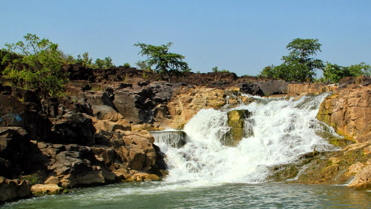 కనకాయి జలపాతం, కనకదుర్గ జలపాతం అని కూడా పిలుస్తారు, ఇది బజార్హత్నూర్ మండలం గిర్నూర్ అనే చిన్న గ్రామానికి సమీపంలో ఉంది. జలపాతం సమీపంలో కనక దుర్గ ఆలయం కూడా ఉంది. పండుగల సమయంలో చుట్టుపక్కల గ్రామాల నుంచి పెద్ద సంఖ్యలో భక్తులు ఆలయానికి వస్తుంటారు.