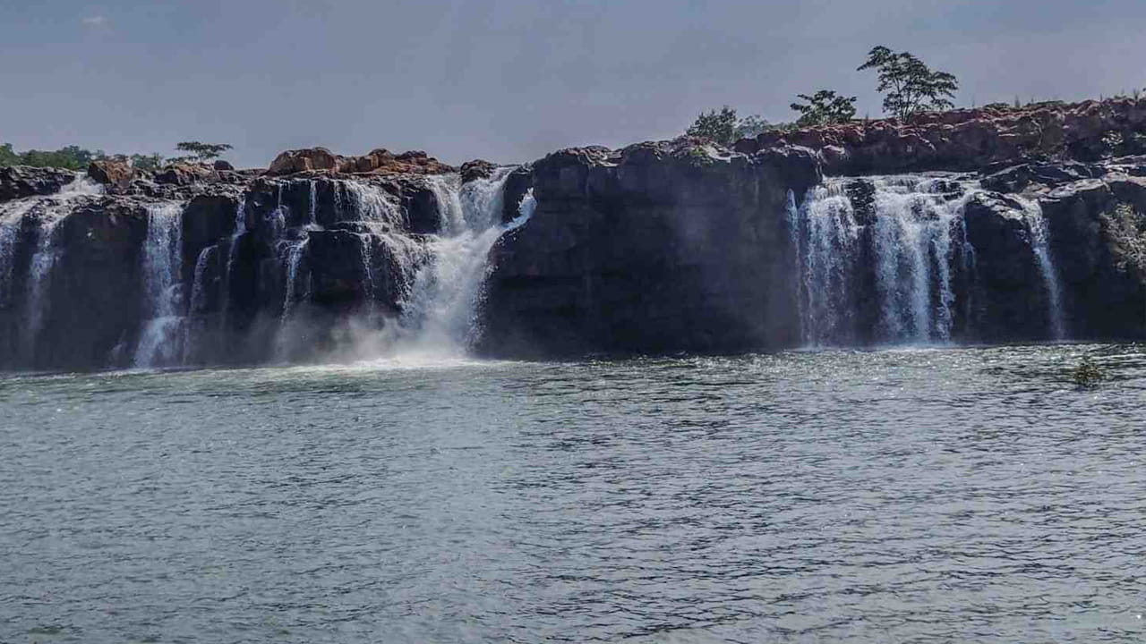 కనకై వద్ద నిజానికి మూడు జలపాతాలు ఉన్నాయి. మొదటిది చిన్నది, ఇక్కడ నీరు రాతి నిర్మాణాల గుండా ప్రవహిస్తుంది, సగటున 10 అడుగుల ఎత్తుతో చిన్న కానీ వెడల్పుగా ఉండే జలపాతాన్ని ఏర్పరుస్తుంది, రెండవది ప్రధాన జలపాతం (బాండ్రేవ్ జలపాతం), ఇక్కడ నీరు దాదాపు 30 అడుగుల ఎత్తు నుండి 100 అడుగుల వెడల్పుతో పెద్ద కొలనులోకి దూకుతుంది. కడెం నదిలో ఒక ప్రవాహం కలిసే ప్రదేశం ఇది. మూడవదాన్ని చీకటి గుండం అని పిలుస్తారు, ఇది రెండవదానికి కొన్ని వందల మీటర్ల దూరంలో ఉంది. ఇది దట్టమైన అడవి, చీకటి పరిసరాలతో మొదటిదానికి సమానంగా ఉంటుంది. మొత్తం ప్రాంతం దట్టమైన వృక్షసంపద మరియు పదునైన రాతి నిర్మాణాలతో కప్పబడి ఉంటుంది.