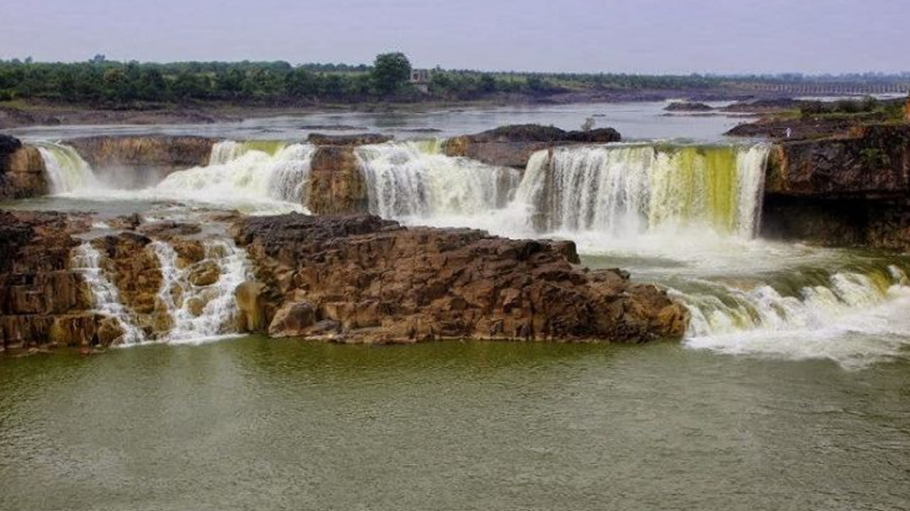 ఈ జలపాతం 30 అడుగుల ఎత్తు నుండి కిందకు పడుతోంది. జలపాతం దిగువన ఒక పెద్ద కొలను ఉంది. జలపాతం వద్ద ఈత కొట్టడం సందర్శకులకు గొప్ప అనుభవం. మీరు జలపాతం పైకి ఎక్కినప్పుడు, మీరు జలపాతం మరియు చుట్టుపక్కల ప్రాంతాల యొక్క విస్తృత దృశ్యాన్ని పొందవచ్చు.