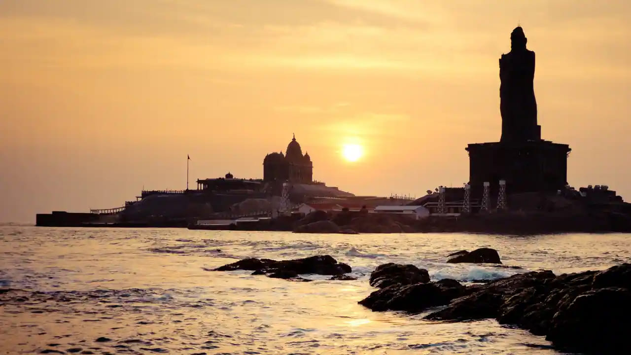 కన్యాకుమారి, తమిళనాడు: తమిళనాడు కన్యాకుమారి ప్రాంతంలో అరెబియా సముద్రం, హిందూ మహాసముద్రం కలిస్తాయి. ఇక్కడ సూర్యోదయాన్ని వీక్షిస్తే మధురానుభూతి కలుగుతుందని ప్రకృతి ప్రేమికులు చెబుతున్నారు.