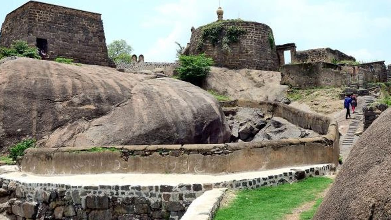 కరీంనగర్ జిల్లాలో మానేర్ నది ఒడ్డున ఉన్న అందమైన ఎలగందల్ కోట గురించి ప్రత్యేకంగా చెప్పాల్సిన పని లేదు. ఇది విదేశీయుల కోటను పోలి ఉంటుంది. పూర్వం ఇక్కడ కందులు బాగా పండించేవార, అందుకే ఈ ప్రాంతాన్ని ఎక్కువగా తెల్లకందుల అనే వారు కాలక్రమేణా ఈ ప్రాంతం ఎలాగందులగా మారిందని స్థలపురాణం చెబుతుంది. ఈ కోట సామంతుల వైభవాన్ని చాటుతుంది. ఈ కోట పచ్చని చెట్లు, 300 మెట్లు, బృందావన్ చెరుబు, కోటలోపల మసీదులు సమాధులు, రహస్య గదుల, మెట్ల బావులు పర్యాటకులను ఆకర్షిస్తాయి.