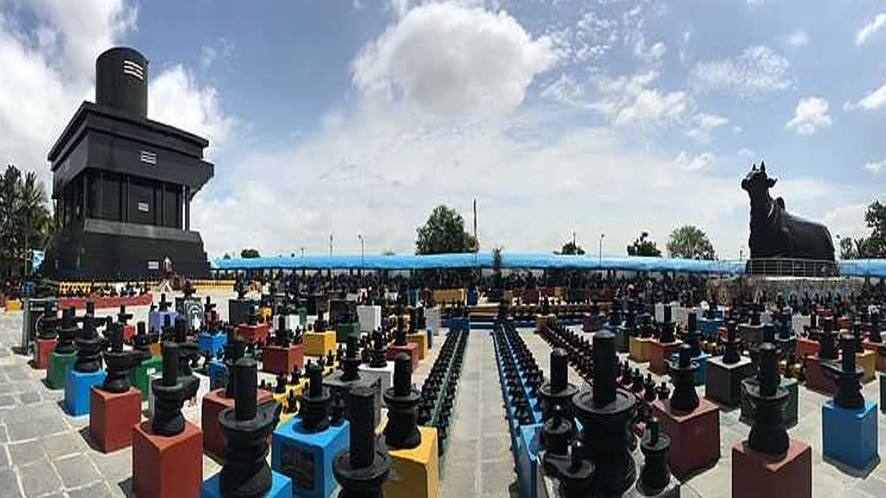 కరీంనగర్ జిల్లా ఉన్న కోటిలింగాల క్షేత్రం అద్భుతమైన క్షేత్రాల్లో ఒకటి. ఇది క్రీ. పూ.4 శతాబ్దం నాటికి ది ఆంధ్రుల అతి ప్రాచీన రాజధానిగా ఉండేది. ఇక్కడ కోటలో లింగం ఉండటం వలన ఇది కోటలింగమైంది. తర్వాత గోదావరి నదీతీరంలో ఉండే ఈ పుణ్య క్షేత్రాన్ని గోదావరి నది కోటి ఇసుక రేణువుల సాయంతో నిర్మించం వలన ఈ పుణ్యక్షేత్రం కోటిలింగాల గా మారింది. ఇక్కడ సిద్ధేశ్వరుడు లిగరూపంలో కొలువుదీరాడు. గోదావరీ నది తీరాన, శాతవాహన కంచుకోటగా నిలిచిన మహాపుణ్య క్షేత్రం.