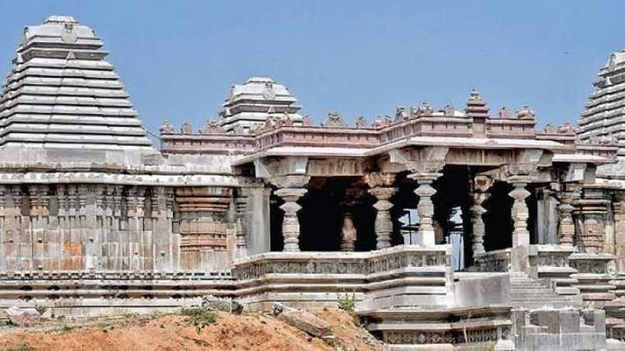 కరీంనగర్ జిల్లాకు కేవలం 8 కిమీ దూరంలో ఉండే నగునూరు కోట చాలా అద్భుతమైన కోట. ఇది గొప్ప కాకతీయుల కళకు నిదర్శనం. కాకతీయ రాజవంశం ముఖ్యమైన కోటలలో ఇదొక్కటి. దీనిని 12వ శతాబ్దంలో కాకతీయ రాజవంశం పాలనలో నిర్మించబడిందని నమ్ముతారు. తెలంగాణలో దాచిన రత్నం ఈ ప్రాంతానికి ఒక అద్భుతమైన గతానికి నిదర్శనం.