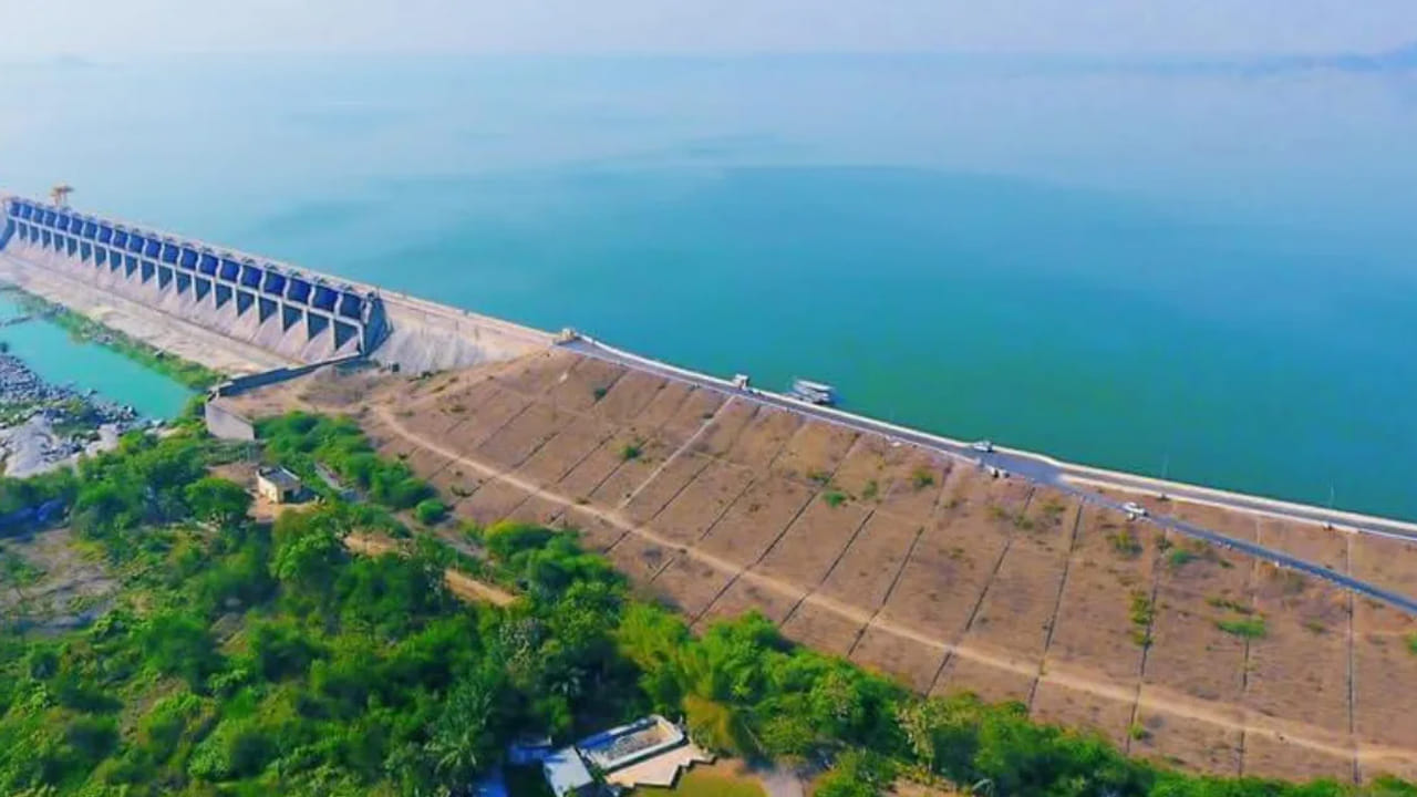 ఇవే కాకుండా, కరీంనగర్ జిల్లాలో, దిగువ మానేర్ డ్యామ్, వేములవాడ పుణ్యక్షేత్రం, కాళేశ్వరం, కొండగట్టు, ధర్మపురి ఈ ప్రదేశాలు అన్ని సందర్శించడానికి అద్భుతమైన ప్రదేశాలు.