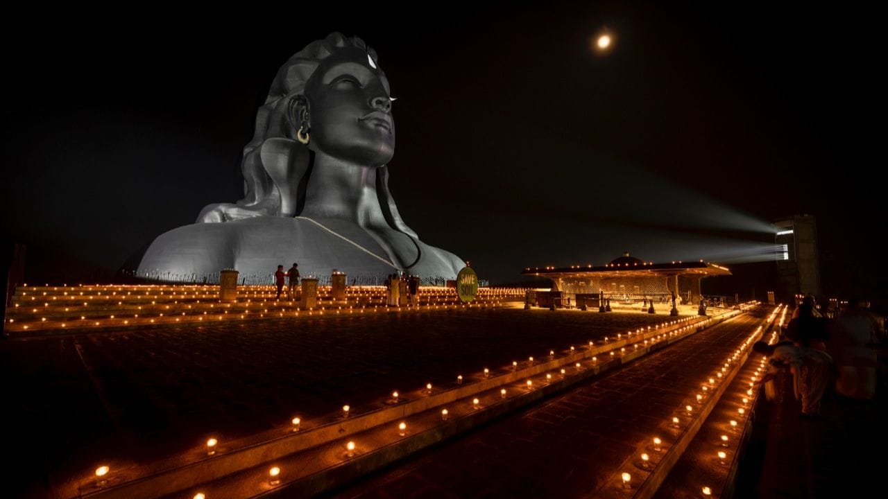 కార్తీక దీపం అనేది లోపల, వెలుపల చీకటిని కాంతిగా మార్చే వేడుక అని ఆయన చెప్పుకొచ్చారు. ఈ సందర్భంగా ఆయన ఎక్స్‌ ఖాతాలో పోస్ట్ చేశారు.